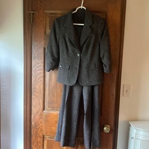 The Limited brown flecked suit with ruched sleeves Size M jacket. Size 10 pants.